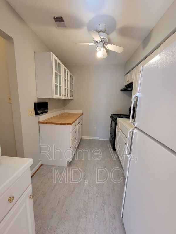 Spacious Three Bedroom Townhome in Prime Location! property image