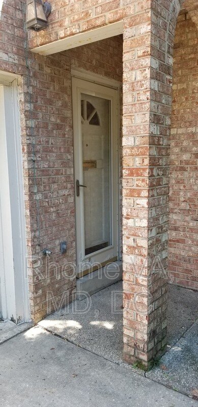 Spacious Three Bedroom Townhome in Prime Location! property image