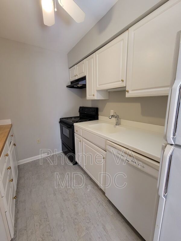 Spacious Three Bedroom Townhome in Prime Location! property image