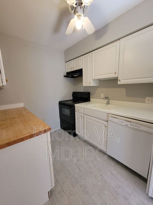 Spacious Three Bedroom Townhome in Prime Location! property image
