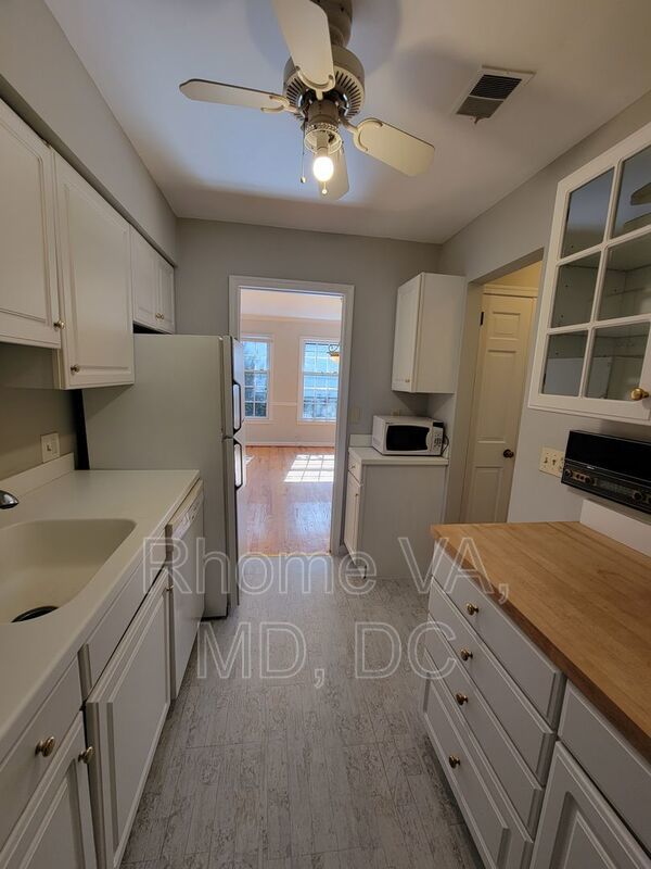 Spacious Three Bedroom Townhome in Prime Location! property image