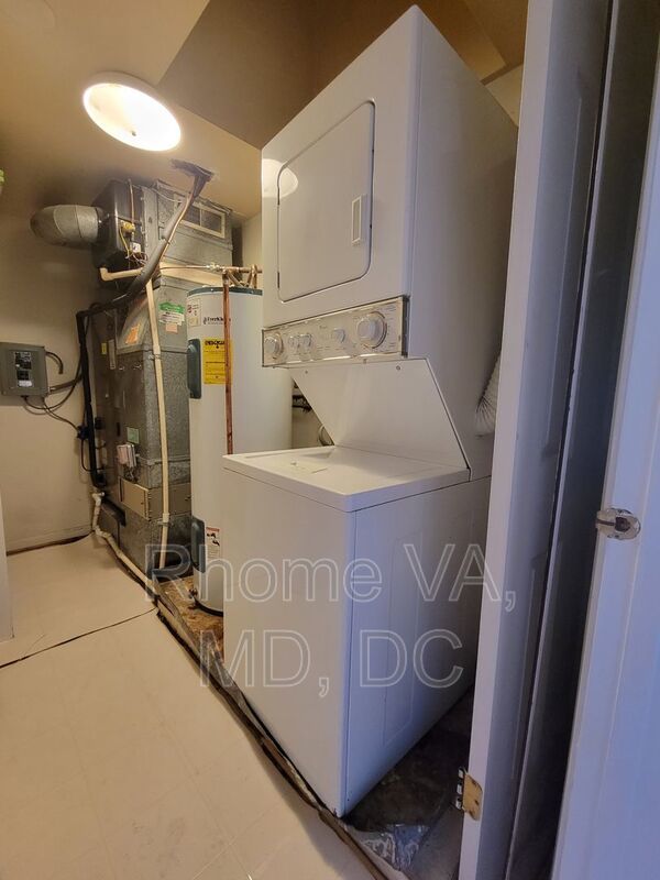 Spacious Three Bedroom Townhome in Prime Location! property image
